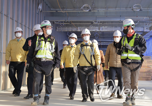 박범계 법무부장관이 공사현장을 둘러보며 안전체계에 대한 설명을 듣고 있다.