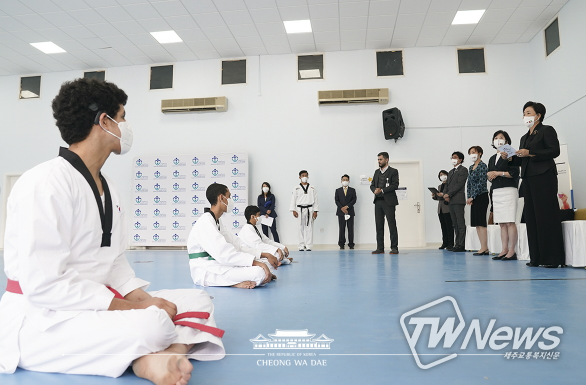 김정숙 여사, 샤르자에서 함께하는 청각장애학생 태권도 수업 참관
