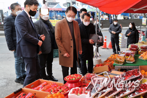 임재현 관세청장이 19일 오전 대전중앙시장을 방문하여 과일을 구입하고 있다.