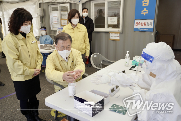 문재인 대통령, 검사치료체계 전환 후 설연휴 방역 현장 점검