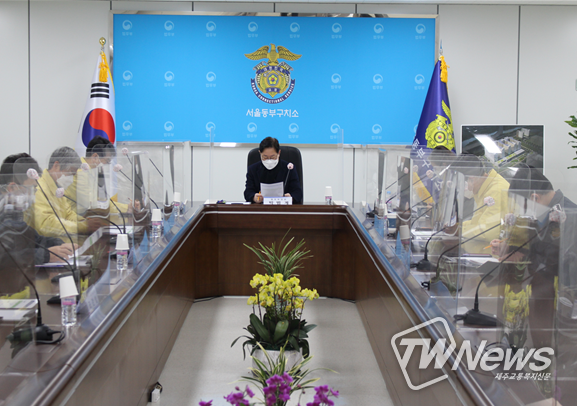 박범계 장관이 교정본부 및 서울동부구치소 관계자들과 확진자 현황 및 대응상황에 대해 논의하고 있다.