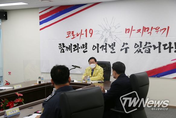 박범계 법무부장관이 신축 대구교도소를 방문하여 업무현황을 보고 받고 있다