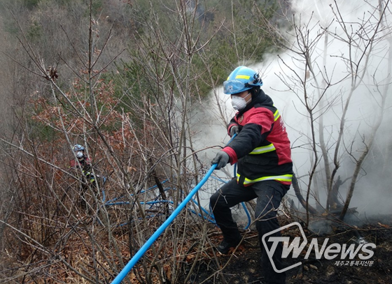 산불진화중인 특수진화대원
