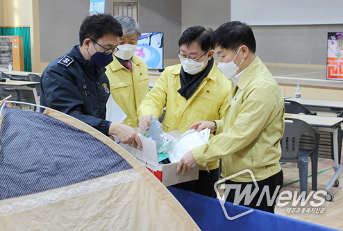 박범계 법무부장관이 임시수용시설에 수용될 수용자에게 지급되는 물품을 직접 점검하고 있다.