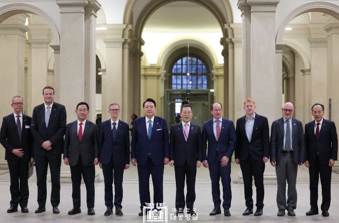 1월 19일 윤석열 대통령은 연방공과대학을 방문해 양자기술 석학들과 대화를 나눴다.