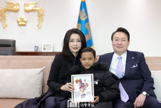윤석열 대통령 부부는 캄보디아 소년 로타를 대통령실로 초대했다.