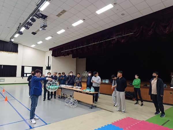 3회차(종합실습)과정 – 동명대학교 강당, 축구드론 실습 장면