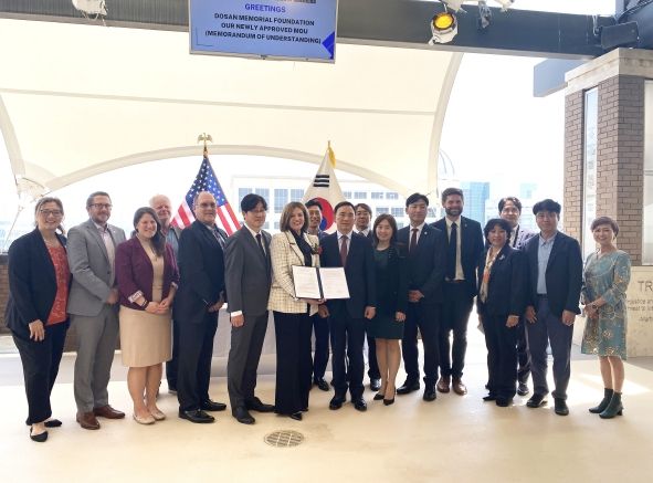 15일 강남구 대표단(구청장 조성명)이 리버사이드 시청에서 리버사이드 시장 및 시의원을 비롯한 시 관계자, 미주도산안창호기념사업회 관계자들과 기념촬영을 하고 있다.