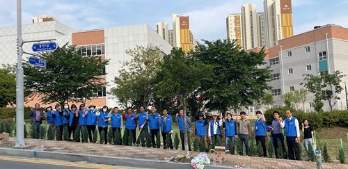 ‘여수 르네상스 시민운동’ 시전동 실천본부는 지난 11일 ‘청정전남 으뜸마을 만들기 사업’의 일환으로 도심 속 정원을 조성했다.