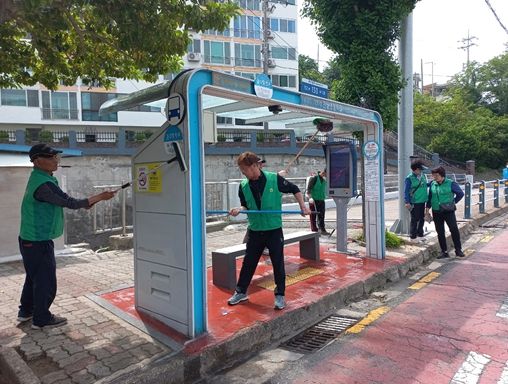 여수시 충무동 새마을지도자협의회는 지난 15일 관내 버스정류장 청결활동을 통해 마을 생활환경 개선에 앞장섰다.