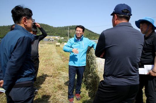 강진원 군수가 조사료 수확 현장을 방문하여 작업농가 격려 및 양질 조사료 생산을 당부하고 현장의 목소리를 청취하고 있다.