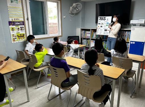 수원시자원봉사센터와 청년팀플 수원대능동봉사동아리가 지난 15일 수원 고색동에 있는 밝은별 지역아동센터에서 초등학교 저학년을 대상으로 경주, 전주, 제주도의 지역문화와 역사를 소개하고, 실제 놀거리를 체험하도록 하고 있다.