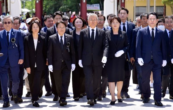 문재인 전 대통령, 강기정 광주광역시장, 김영록 전남도지사가 17일 오전 북구 운정동 국립5·18민주묘지를 찾아 참배를 위해 추념탑으로 이동하고 있다.