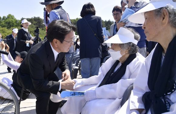 강기정 광주광역시장이 17일 오전 북구 운정동 국립5·18민주묘지에서 열린 '제43주년 5·18민주화운동 추모제'에 참석해 유가족을 위로하고 있다.