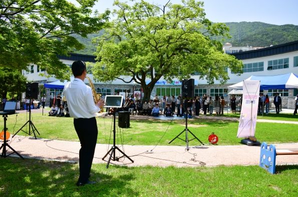 거제시청 색소폰동호회 런치타임 콘서트 개최