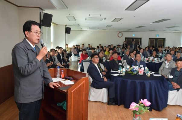 이순걸 울주군수가 17일 서생면 행정복지센터에서 열린 ‘2023년 서생면 주민과의 대화’에서 올해 울주군 주요역점사업을 주민들에게 직접 설명하고 있다. 울주군은 이날 삼동면과 서생면을 마지막으로 울주군 12개 읍·면 주민 총 1천여명이 참석한 ‘2023년 주민과의 대화’를 성공적으로 마무리했다.