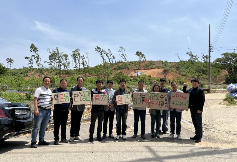 광명시 학온동 체육회는 17일 동 행정복지센터에서 ‘학온동 탄소중립 함께 실천’ 캠페인을 펼쳤다.