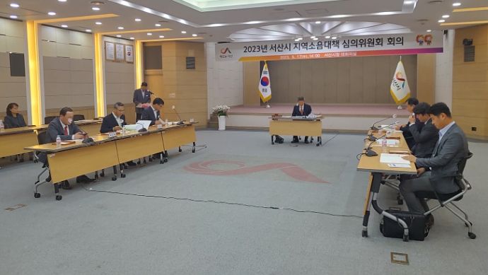 지난 17일 시청 대회의실에서 열린 군용비행장 소음피해보상 지역소음대책심의위원회 모습