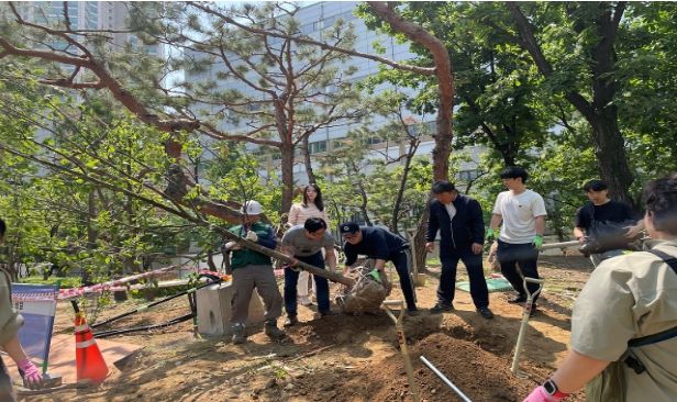 지난 13일, 양천구 오목공원 시민참여형 도시숲 조성에 참여한 후원사 임직원들