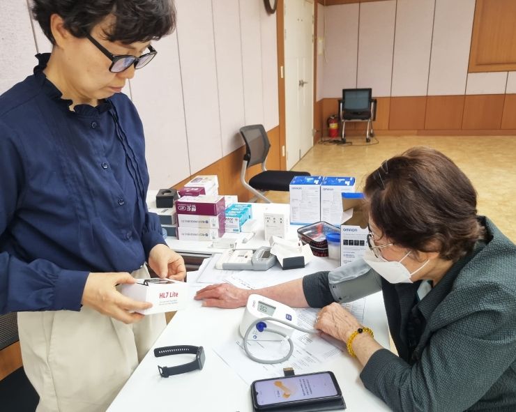 비대면 건강관리 전 방문간호사가 어르신의 건강 상태를 확인하고 있다.