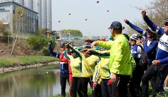 성내천 흙공던지기