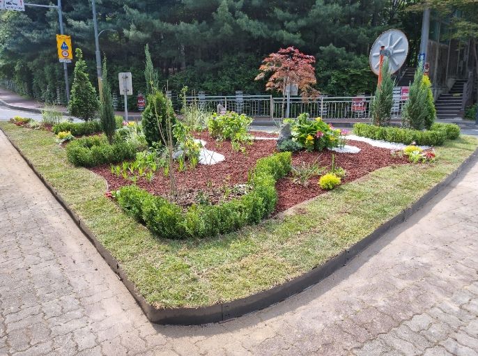 기흥구가 도로의 교통섬 3곳에 정원을 조성했다. 신촌마을 앞 삼거리에 있는 교통섬이 정원처럼 꾸며졌다.