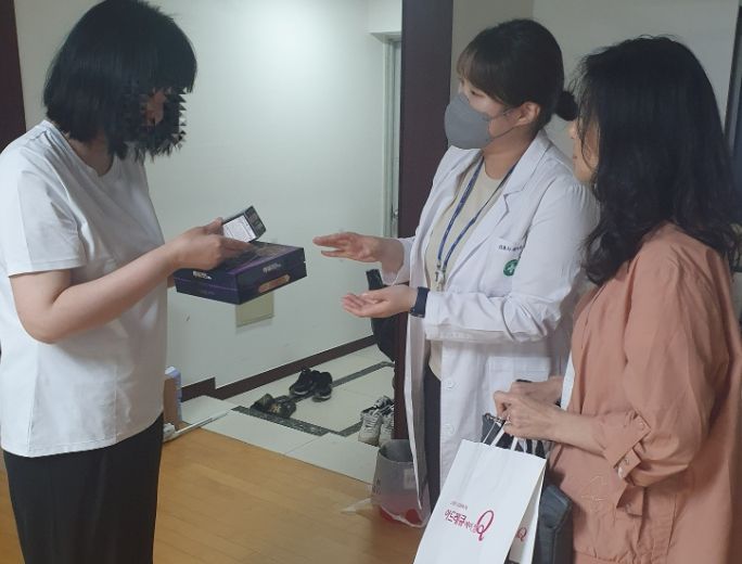 기흥동 지역사회보장협의체 위원과 직원이 17일 한부모 가정을 방문하여 비타민 등 종합 영양제을 제공했다.