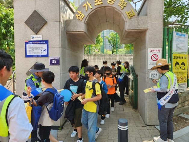 삼가동 청소년지도위원회가 16일 삼가초등학교 정문에서 고학년 대상 아동·청소년 선도 캠페인을 진행했다.)