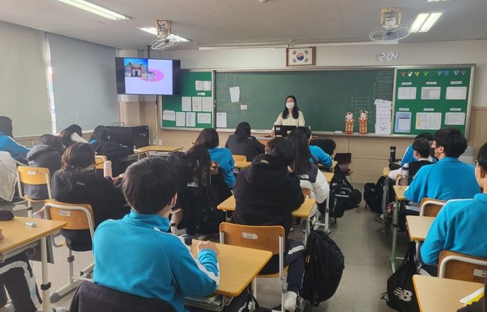 천안시태조산청소년수련관이 운영하는 글로벌 민주시민 교육프로그램 모습