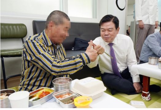 이필형 동대문구청장(오른쪽)이 17일, 동대문구 행복 도시락 제작소를 방문하여 시설 점검 후, 어르신들에게 배달될 도시락을 직접 시식해 보고 있다