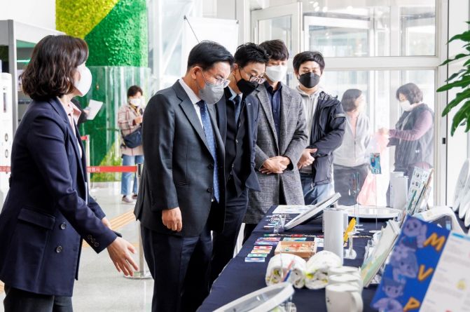 마포 청년일자리 전시회에 참석한 박강수 마포구청장