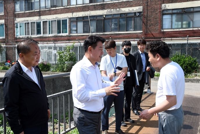김동근 의정부시장, 중랑천 가금인도교 민원 현장 출동