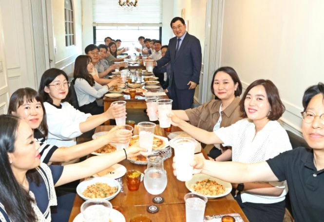 주낙영 경주시장이 가정의 달 5월을 맞아 세 자녀 이상을 둔 소속 공무원 18명을 만나 애로사항을 청취하는 오찬간담회를 갖고 있다.