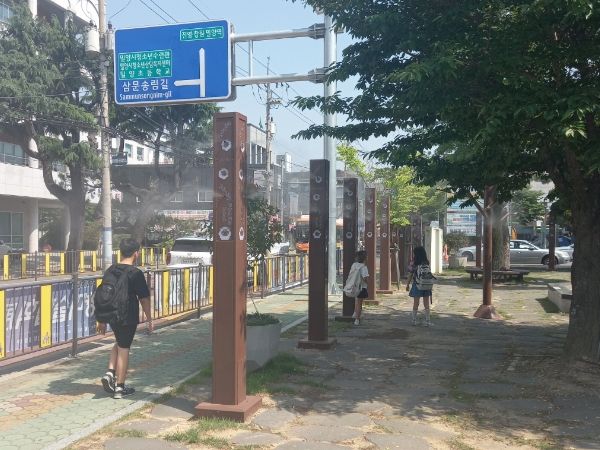 밀양시립도서관 인근에 폭염 저감시설인 ‘쿨링포그’가 가동되고 있다.