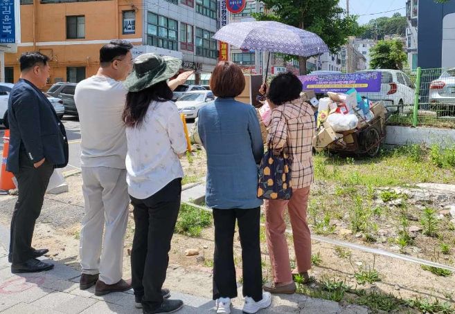 2023년도 주민참여예산 사업과 관련해 현장을 확인하고 있는 지역회의 위원들
