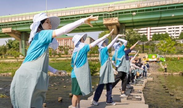 금천구, 코웨이와 함께 안양천 환경정화 활동 ‘EM흙공 던지기 봉사활동’ 진행