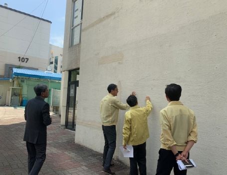 대구남산고: 전진석 부교육감 및 관계자가 건물 마감재 상태 점검