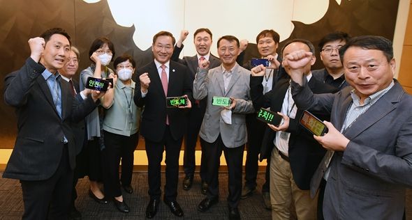 유정복 인천광역시장이 18일 서울스퀘워에서 열린 국가첨단전략산업 특화단지 추진전략 발표회에 참석한 관계자들을 격려하고 기념촬영을 하고 있다.