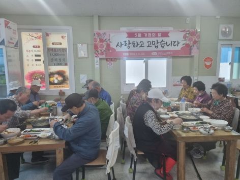 여수시 국동 최상길 통장협의회장은 가정의 달을 맞아 지난 12일 자신이 운영하는 식당에서 국동 4통 어르신 50여 분께 식사를 대접했다.