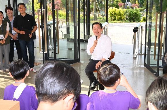 이재준 시장이 아이들과 이야기를 나누고 있다.