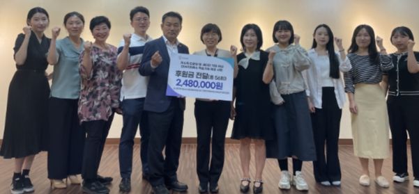 대구수성구가족센터(센터장 정순화)는 지난 16일 취약 가정 다문화자녀 7명에게 학업 지원 장학금 248만 원(1인당 35만원 상당)을 전달 후 기념 촬영하고 있다.