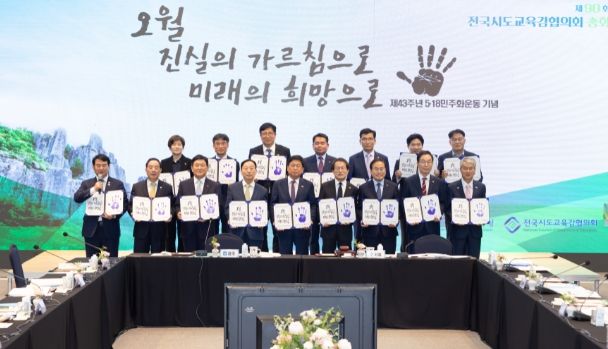 핸드 페인팅 참여 후 기념촬영