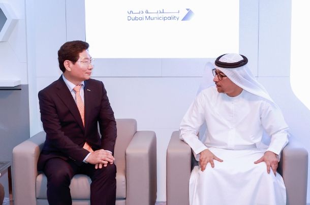 전국대도시시장협의회 회장이 17일(현지시간) 두바이시청에서 다우드 압둘 라만 알-하즈리 시장과 간담회를 열고 교류ㆍ협력방안을 논의했다.