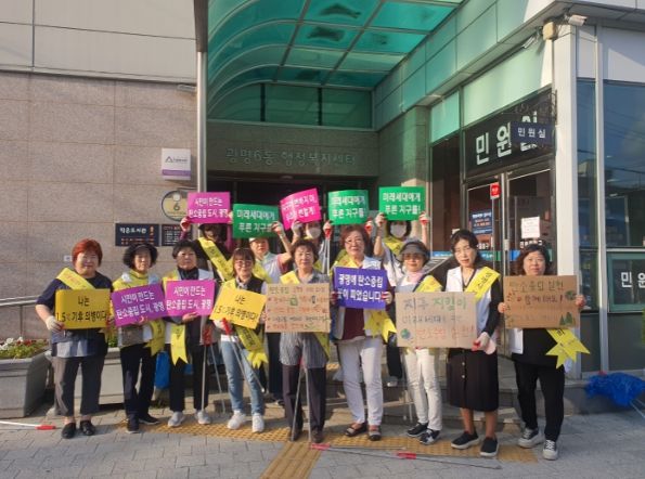 광명시 광명6동 청소년지도협의회는 지난 17일 동 행정복지센터와 관내 공원 및 숲길에서 탄소중립 실천 캠페인을 진행했다.