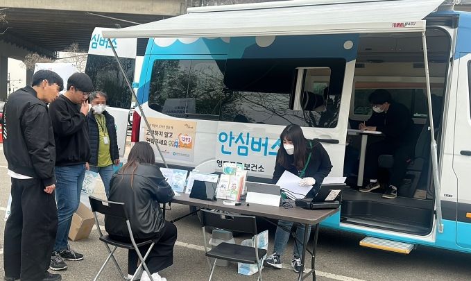 구민과 직장인을 대상으로 심리검사를 하고 있는 마음안심 버스