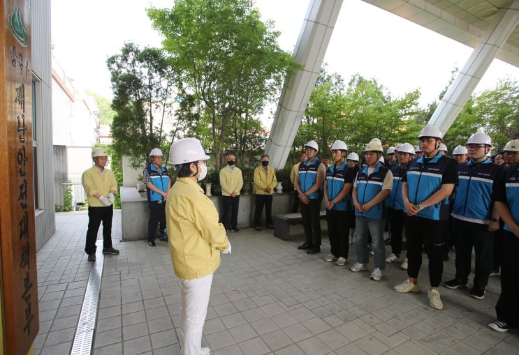 이순희 강북구청장이 풍수해 재난안전대책본부 현판식 개최후 재난안전대책본부 관계자들에게 인사말을 하고 있다.