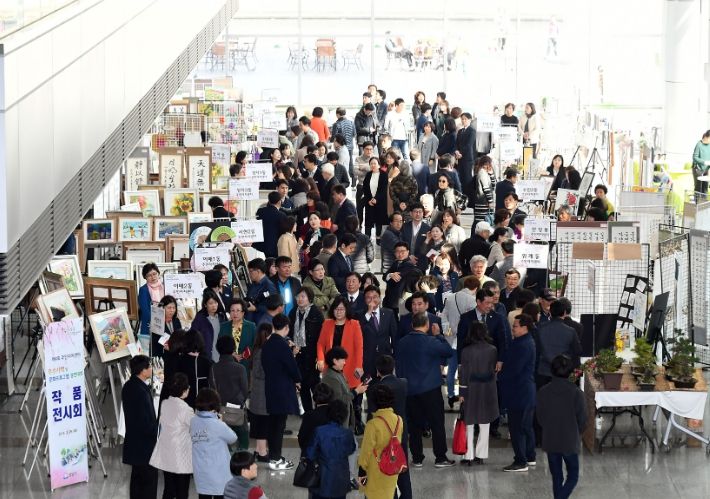 2019년 성남시청 로비에 전시한 50개 동 주민자치센터 문화프로그램 수강생 작품 전시회 때