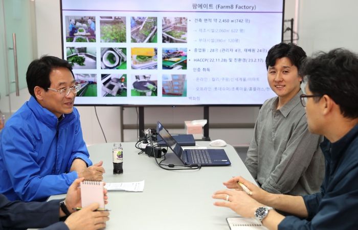 강진원 강진군수가 18일 광주광역시 수직농장 티팜광산을 방문해 스마트 재배 시설을 둘러보고 있다.