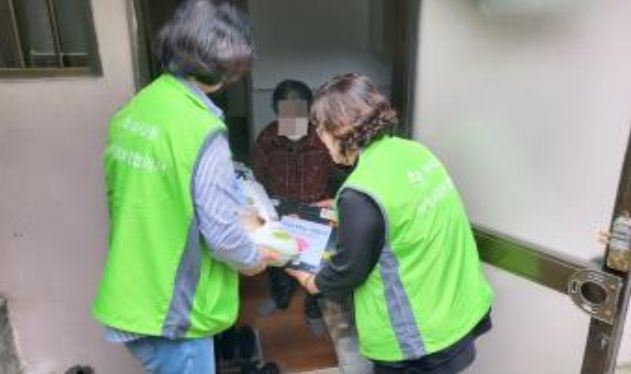 화서2동 지역사회보장협의체의 어르신 가정에 방문하여 물품을 전달하는 모습