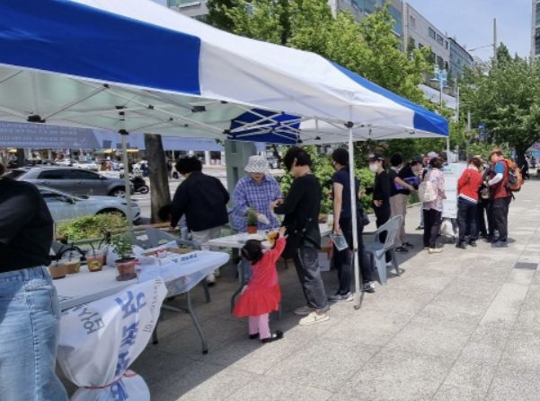 17일 사우문화체육광장에서 차려진 (사)김포소비자시민모임의 ‘건전한 소비생활 실천 캠페인’ 부스에 시민들이 관심을 보이며 참여하고 있다.